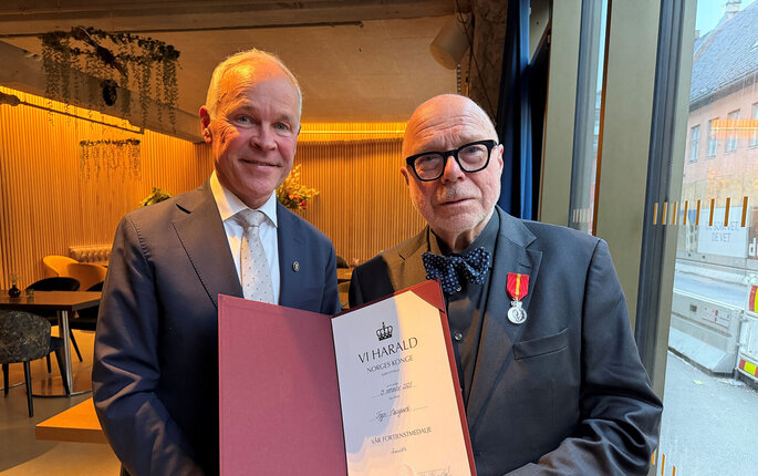 Bildet viser Trygve Aasgaard sammen med statsforvalter Jan Tore Sanner.