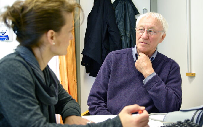 Bildet viser sykepleier Siw Lock med pasient