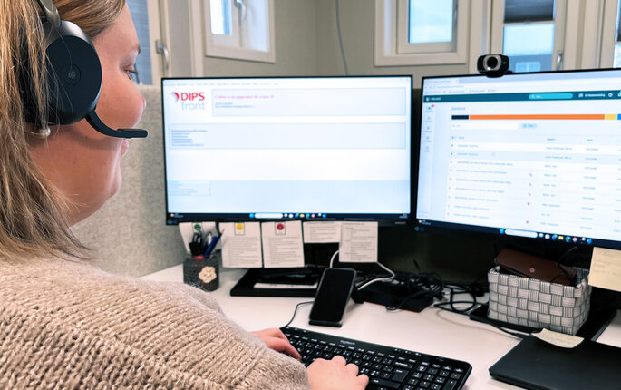 Bilde viser Maren Skogli Pettersen ved dataskjerm