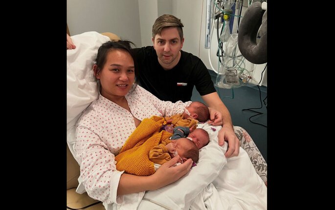 Bildet viser mor, far og trillinger.