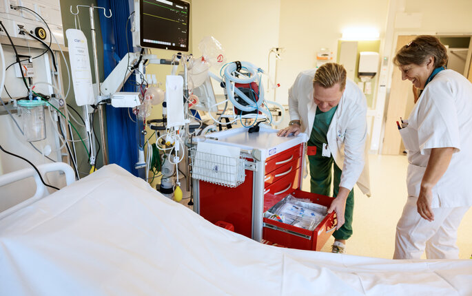  Lege og sykepleier gj&oslash;r klar et akuttrom for en pasient p&aring; Radiumhospitalet.