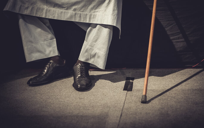 Bilde av person med stokk