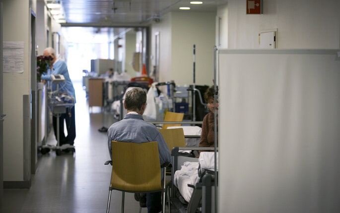 Bilde viser pasienter ute i en sykehuskorridor