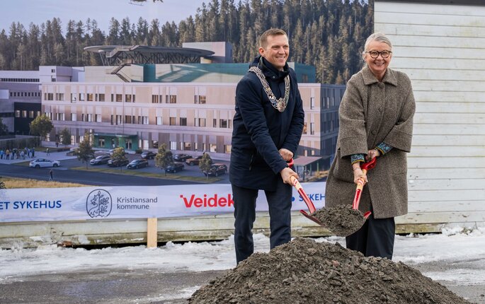 Bildet viser Ordf&oslash;rer Mathias Bernander i Kristiansand og adm.dir. Nina Mevold 