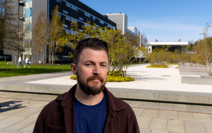 Bildet viser Lasse Johan Thue utenfor Ahus.