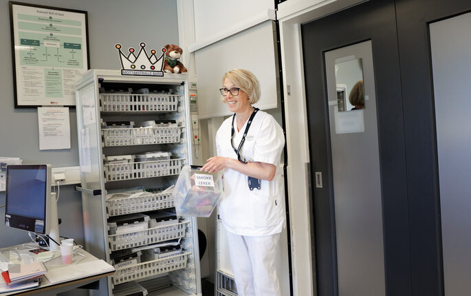 Bildet viser en sykepleier som står på et spesialtilpasset mottaksrom til kritisk syke barn ved Sykehuset Østfold