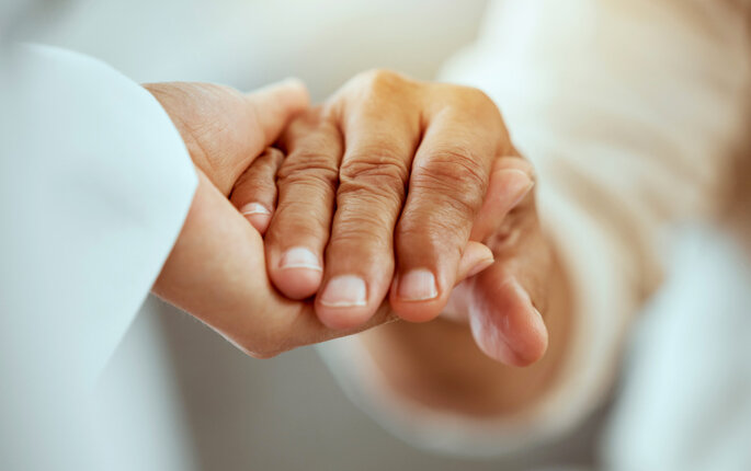Bildet viser hender som holder rundt hverandre