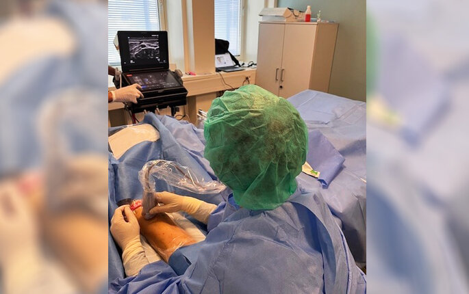 Bildet viser sykepleier som legger inn picc-line.