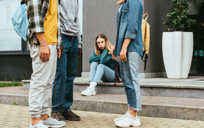 bildet viser ungdommer der en er utenfor