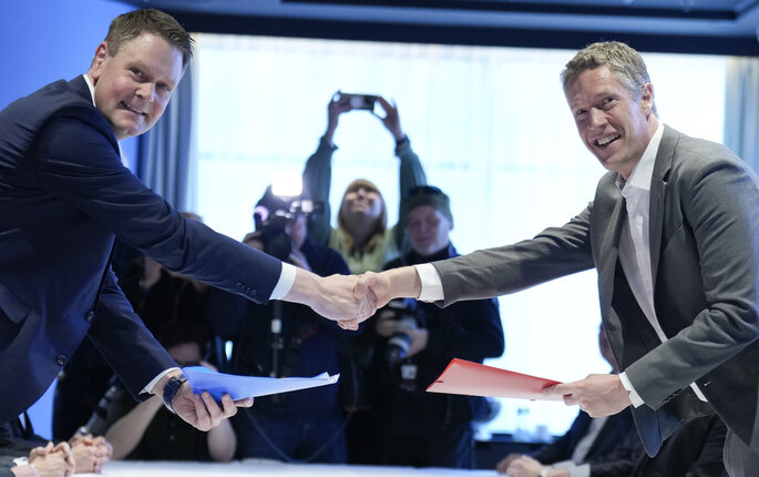 Leder i Fellesforbundet, Christian Justnes og leder i Norsk Industri, Harald Solberg overrekker kravene som markerer starten på årets lønnsoppgjør i frontfagene.