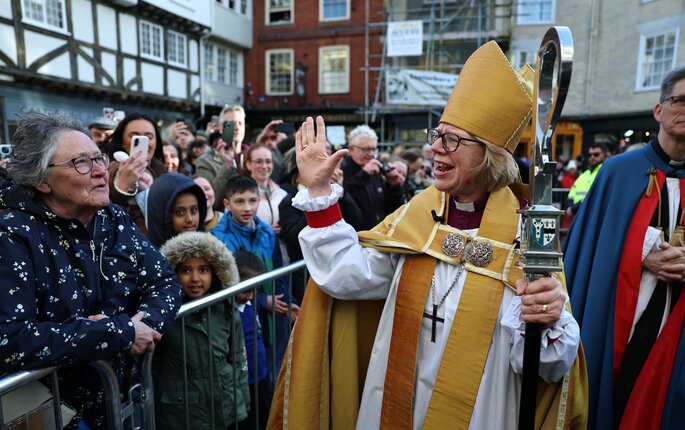 Bildet viser Sarah Mullally i forbindelse med innsettelsen.