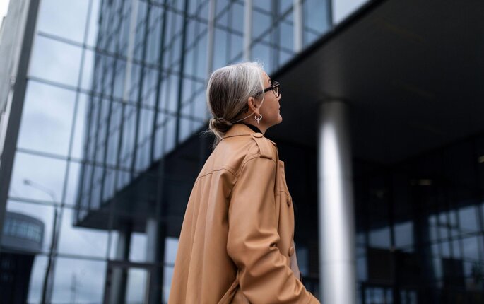 Bilde av kvinne foran forretningsbygg