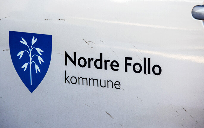 Bildet viser en bildør hvor det står Nordre Follo kommune.