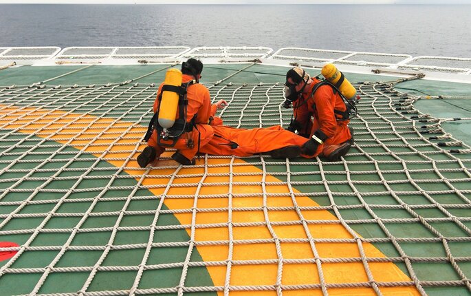 Bildet viser offshoreansatte som øver på redningsprosedyrer.
