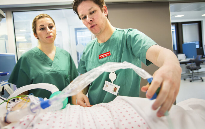 Bildet viser en veileder og student på intensivavdeling