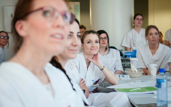 Bildet viser sykepleierstudenter i en undervisningssituasjon