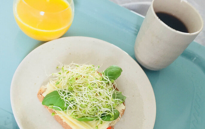brødskive, juice og kaffe