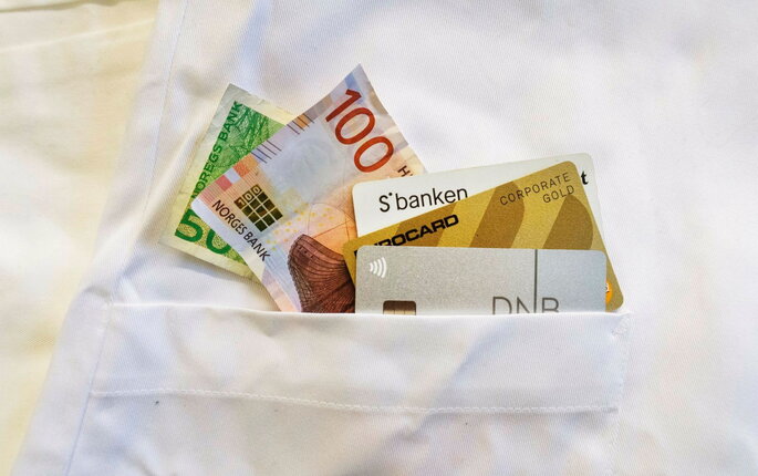 Bilde viser en uniform med pengesedler i brystlommen