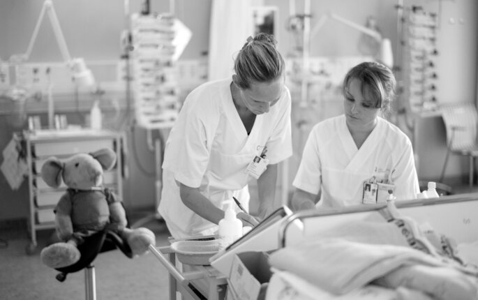 To sykepleiere på barneavdelingen