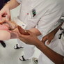 Studenter øver på anatomi ved hjelp av dukker