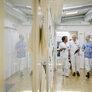 Helsepersonell i sykehuskorridor