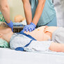 Bildet viser helsepersonell som simulererer hjerte–lunge-redning på en dukke