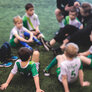 Bildet viser en gruppe barn som deltar i fritidsaktiviteter