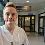 Bildet viser en selfie av Vidar Pedersen på jobb ved akuttmottaket og felles intensiv ved Nordlandssykehuset Vesterålen
