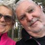 Bildet viser Leif Alnes og hans kone Anemarie Kragh Alnes som er rammet av demens. Bildet er fra i sommer, og her er de på tur i skogen på Jeløya.