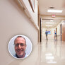 Bilder viser korridoren på et sykehus hvor mennesker løper forbi.