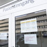 Bildet viser Sørlandets sykehus og legevakt i Kristiansand med plakater og varsler om Coronavirus.