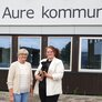 Bildet viser enhetsleder Åse Kalvik som har hundevalpen Frøya på armen, og personalsjefen, Helen Skogan,