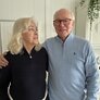 Bildet viser de pensjonerte jordmødrene Kirsti og Jan Bakke i Trondheim