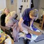 bildet viser hjemmesykepleier Camilla Lien hos Gunn Svanhild Pedersen