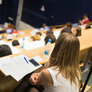 Bildet viser studenter i et undervisningslokale