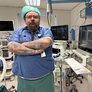 Bildet viser Markus Ljøkjell på jobb. Han står med armene i kors.