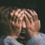 Bildet viser et nærbilde av en mann med psykose