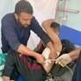 Bildet viser en sykepleier i Gaza som steller en pasient