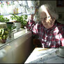Illustrasjonsfoto: Eldre dame ser ut av vinduet.