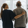 Bildet viser en sykepleier og en pasient
