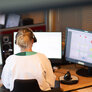 Bildet viser fra en sykepleier som sitter på legevaktsentralen (LVS)