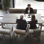 Bildet viser finansfolk rundt et bord