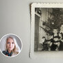 Bildet viser et gammelt fotografi av et barn og en mor.