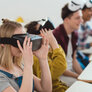 Bildet viser studenter med VR-briller