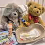 Bildet viser to bamser, premier og utstyr til behandling av barn