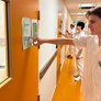 Bildet viser en førsteårsstudent ved Oslomet som gjennomfører en OSKE-eksamen