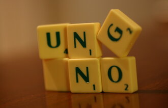 Scrabble-bokstaver stablet til at det står "Ung no"