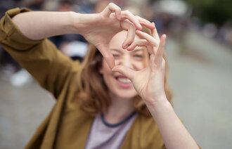Bilde av en jente som lager et hjerte med hendene sine