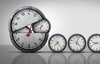 Bildet viser mange klokker som kommer ut av én klokke og illustrerer at tiden ikke strekker til.