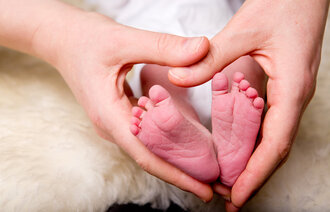 Bildet viser nyfødtes føtter